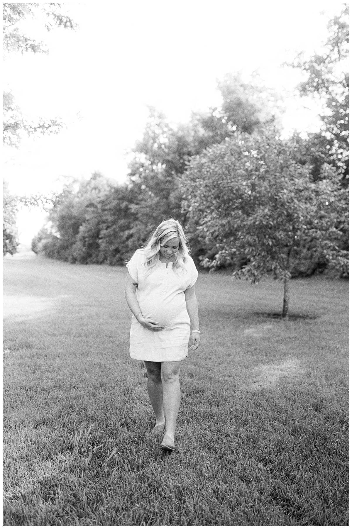 Black and white maternity session by Grace Paul Photography.