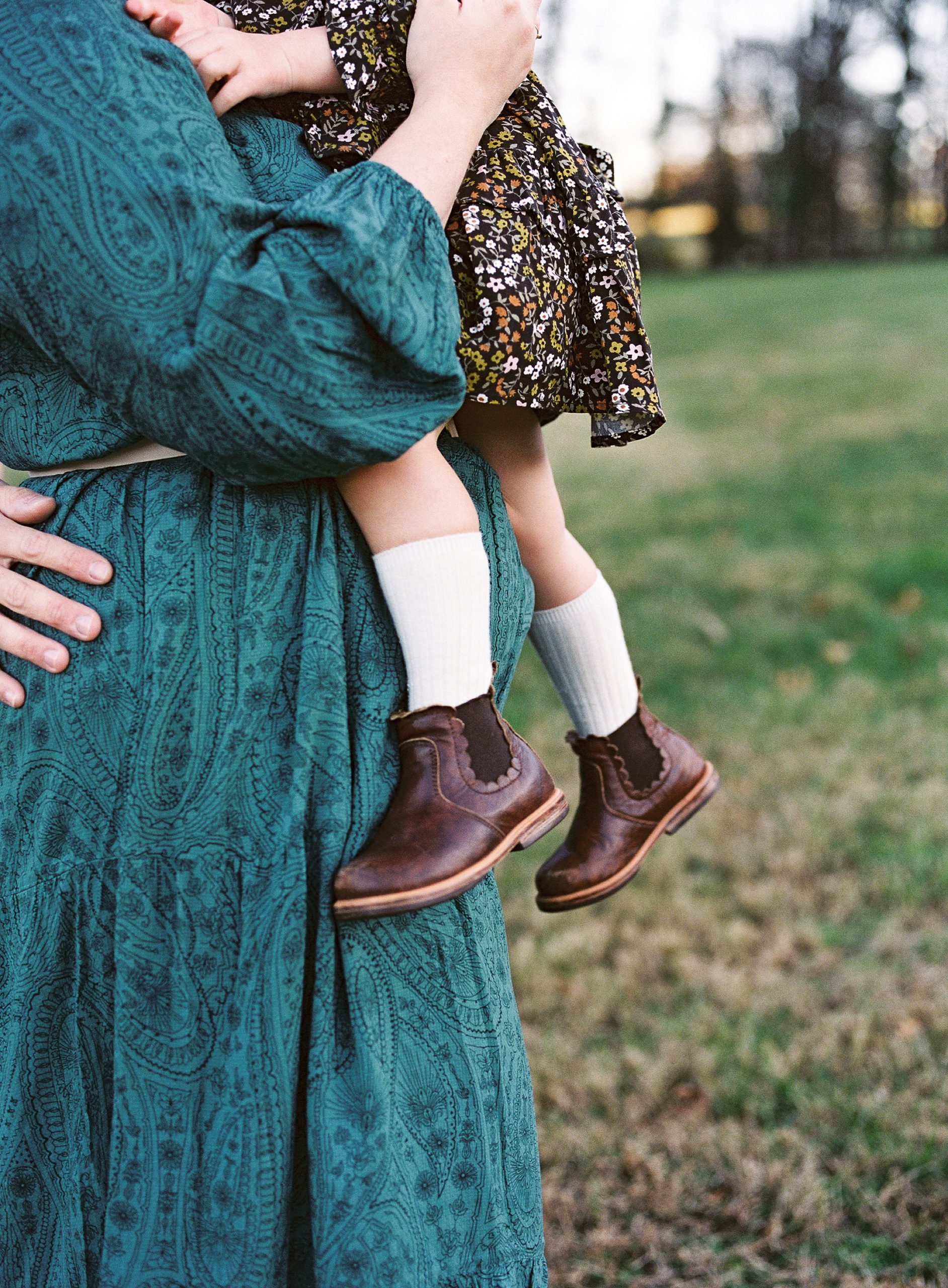 Nashville outdoor family session with mom in teal dress