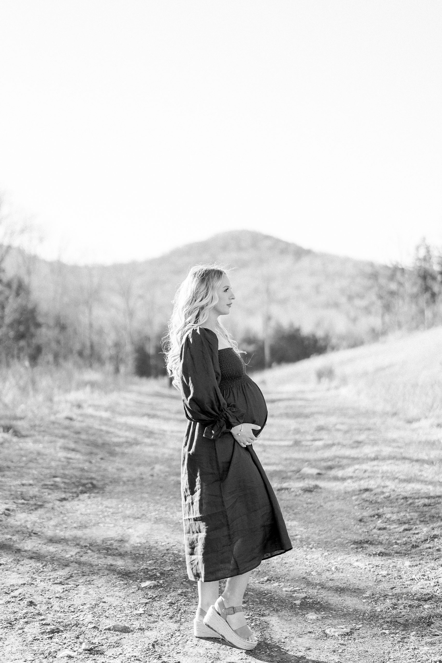 maternity portraits of woman with mountain behind her in the distance